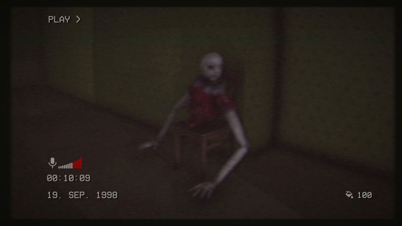 Flashlight usage in dark corridor with limited battery survival mechanic